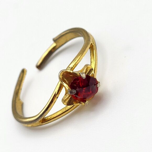 Vintage Red Crystal 4 Prong Goldtone Ring Size 8 Adjustable - Picture 3 of 4